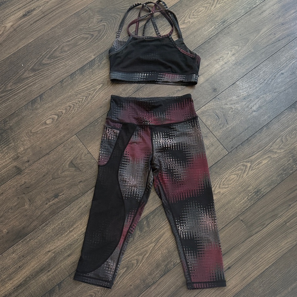 TLF Stylish Black and Burgundy Women's Capri Leggings/Sports Bra Set sz XS/S
